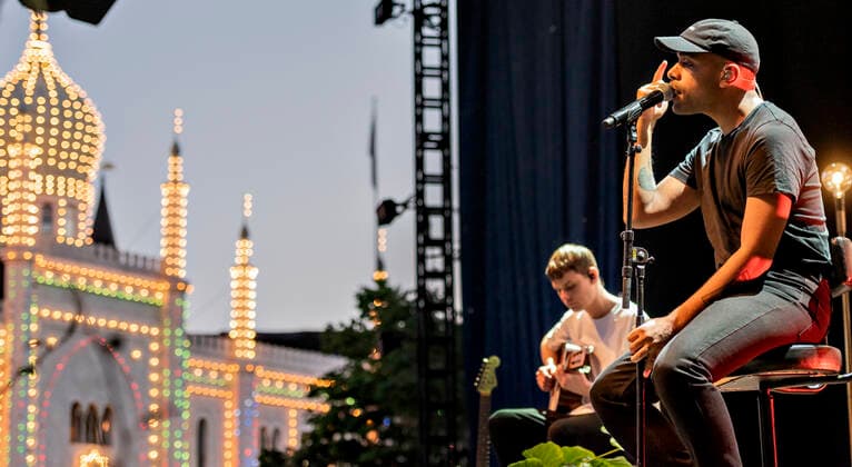 Danske Hans Philip spiller op til Havefest paa Plaenen i Tivoli fredag den 16. juli 2021 Havefest afloeser Fredagsrock, der er aflyst paa grund af Covid-19 Coronakrisen. , Copenhagen Copyright: TorbenxChristensen TorbenxChristensenx COP105 spdk20210717-010648-L
