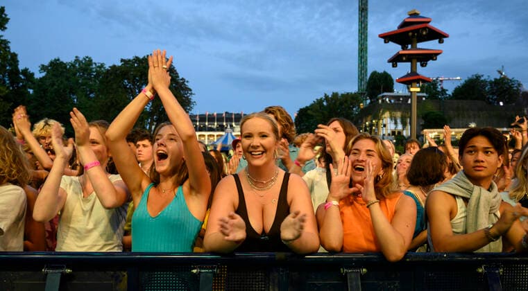 Publikum til danske Hans Philip der spiller op til Havefest paa Plaenen i Tivoli fredag den 16. juli 2021 Havefest afloeser Fredagsrock, der er aflyst paa grund af Covid-19 Coronakrisen. , Copenhagen Copyright: TorbenxChristensen TorbenxChristensenx COP105 spdk20210717-010753-L
