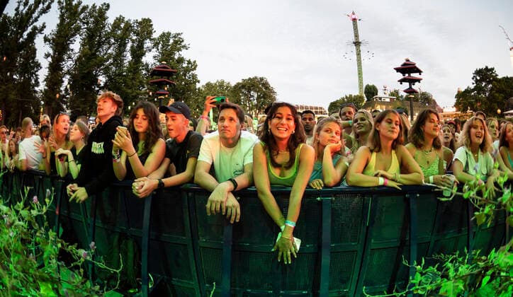 Publikum til danske Hans Philip der spiller op til Havefest paa Plaenen i Tivoli fredag den 16. juli 2021 Havefest afloeser Fredagsrock, der er aflyst paa grund af Covid-19 Coronakrisen. , Copenhagen Copyright: TorbenxChristensen TorbenxChristensenx COP105 spdk20210717-010837-L