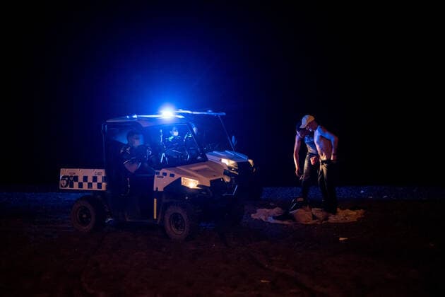 July 17, 2021, Barcelona, Spain: Police removes people from the beach of La Barceloneta during the first day of nightly curfew reimposed in Barcelona and almost all Catalan territory to try to stop the spread of Coronavirus Delta variant. Barcelona Spain - ZUMAb137 20210717_zap_b137_005 Copyright: xJordixBoixareux