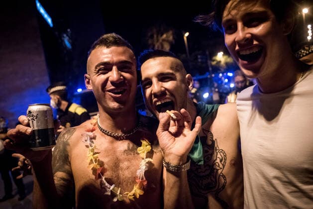 July 17, 2021, Barcelona, Spain: Revelers react to the photographer as police removes people from the beach of La Barceloneta during the first day of nightly curfew reimposed in Barcelona and almost all Catalan territory to try to stop the spread of Coronavirus Delta variant. Barcelona Spain - ZUMAb137 20210717_zap_b137_007 Copyright: xJordixBoixareux