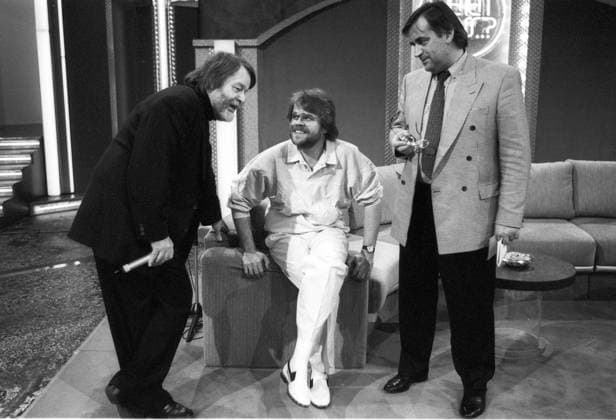 Alexander Arnz, Holm Dressler und Wolfgang Penk 04 89 ru v.li.: Alexander Sascha Arnz, Holm Dressler und Wolfgang Penk im April 1989 bei Wetten, dass..? (ZDF) in Saarbrücken Deutschland deutsch deutscher deutsche Mann Männer TV Fernsehen Autor Regisseur Produzent Unterhaltungschef german producer director author quer sitzend lächelnd stehend sprechend ganz sw *** Alexander Arnz, Holm Dressler and Wolfgang Penk 04 89 ru v li Alexander Sascha Arnz, Holm Dressler and Wolfgang Penk in April 1989 at Wetten, dass ZDF in Saarbrücken Germany german german man men TV television author director producer entertainment head german producer director author across sitting smiling standing talking all bw
