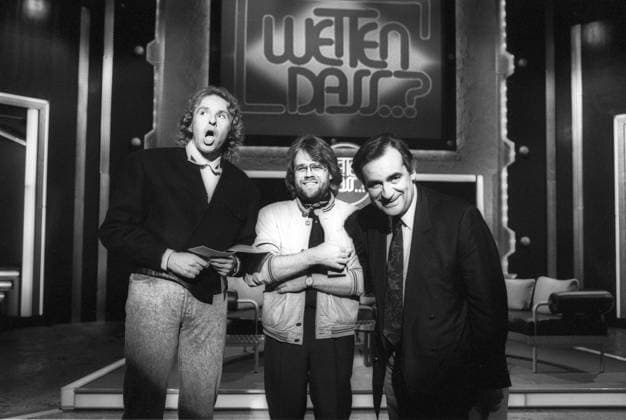 Thomas Gottschalk, Holm Dressler und Wolfgang Penk (v.li.) 11 90 ru v.li.: Thomas Gottschalk, Holm Dressler und Wolfgang Penk am 3. November 1990 in Wetten, dass..? (ZDF) aus Linz Deutschland deutsch deutscher deutsche Mann Männer TV Fernsehen Autor Regisseur Produzent Moderator Moderation Kulisse Deko Unterhaltungschef german producer director author host presenter quer halb lächelnd stehend neutral Grimasse sw *** Thomas Gottschalk, Holm Dressler and Wolfgang Penk v li 11 90 ru v li Thomas Gottschalk, Holm Dressler and Wolfgang Penk on 3 November 1990 in Wetten, dass ZDF from Linz Germany German German man men TV television author director producer presenter moderation scenery deco entertainment head German producer director