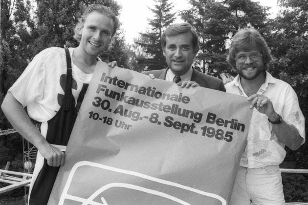 Thomas Gottschalk, Wolfgang Penk und Holm Dressler (v.li.) 09 89 hör v.li.: Thomas Gottschalk, Wolfgang Penk und Holm Dressler im September 1989 während der IFA Internationale Funkausstellung in Berlin Deutschland deutsch deutscher deutsche Mann Männer TV Fernsehen Autor Regisseur Produzent Moderator Moderation ZDF-Unterhaltungschef Poster Plakat haltend german producer director author host presenter quer halb lächelnd stehend draußen sw *** Thomas Gottschalk, Wolfgang Penk and Holm Dressler v li 09 89 listen v li Thomas Gottschalk, Wolfgang Penk and Holm Dressler in September 1989 during the IFA Internationale Funkausstellung in Berlin Germany German German man men TV television author director producer presenter moderation ZDF
