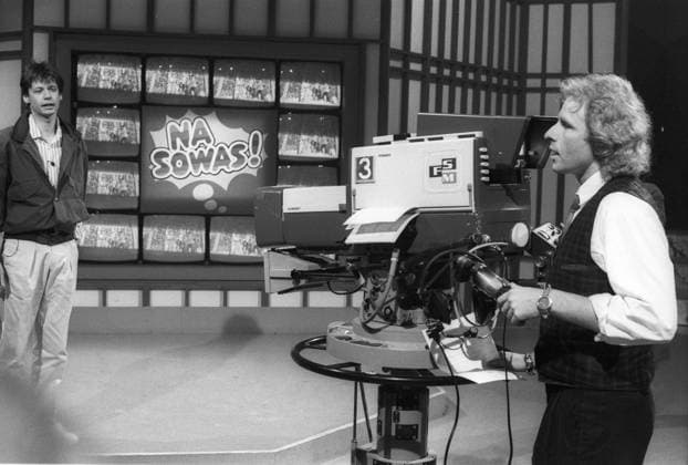 Günther Jauch (li.) und Thomas Gottschalk 03 87 rag Günther Jauch (li.) und Thomas Gottschalk im März 1987 in Na sowas (ZDF) Mann Deutschland deutsch Deutscher deutsche Männer Fernsehen TV Moderation Moderator Moderatoren Schauspieler german hosts host presenter actor quer halb stehend Kamera Kameramann sw *** Günther Jauch li and Thomas Gottschalk 03 87 rag Günther Jauch li and Thomas Gottschalk in March 1987 in Na sowas ZDF man germany german german men television TV presenter presenter actor german hosts presenter actor across half standing camera cameraman bw