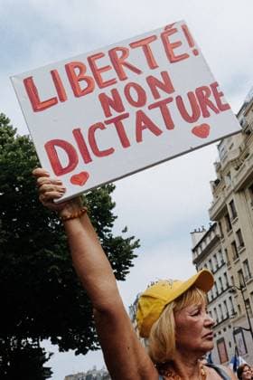 In Paris, at the initiative of the president of the Patriots Florian Philippot (former number 2 of the National Rally), a demonstration against the health pass was organized, which brought together several thousand demonstrators. It linked the Place du Palais Royal in the 1st arrondissement to the Place Laroque, in the 7th arrondissement.  JanxSchmidt-Whitley LexPictorium LePictorium_0250859