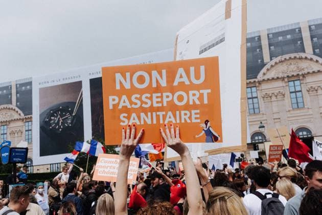 In Paris, at the initiative of the president of the Patriots Florian Philippot (former number 2 of the National Rally), a demonstration against the health pass was organized, which brought together several thousand demonstrators. It linked the Place du Palais Royal in the 1st arrondissement to the Place Laroque, in the 7th arrondissement.  JanxSchmidt-Whitley LexPictorium LePictorium_0250843