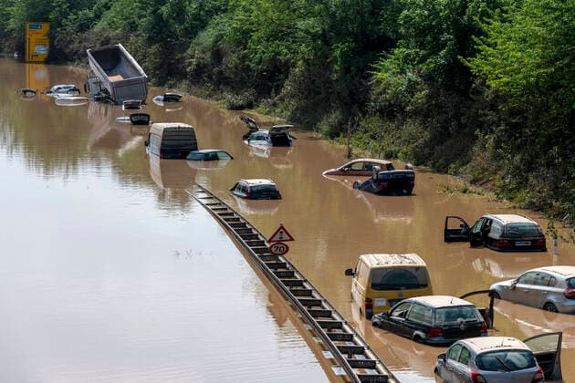 IMAGO Nature: Unsere Erde, Klimawandel, Überschwemmungen Hochwasserkatastrophe in Nordrhein-Westfalen und Rheinland-Pfalz. Der Blick von einer Brücke bei Erftstadt aus auf die vierspurig verlaufende Luxemburger Straße (B265), die innerhalb kürzester Zeit vollständig überschwemmt wurde und Auto- wie LKW-Fahrer überraschte. Die Straße ist an dieser Stelle zu diesem Zeitpunkt immer noch unter Wasser. Die Aufräumarbeiten laufen. Erftstadt Nordrhein-Westfalen Deutschland *** Flood disaster in North Rhine-Westphalia and Rhineland-Palatinate The view from a bridge near Erftstadt on the four-lane Luxemburger road B265 , which was completely flooded within a very short time and surprised car and truck drivers The road is at this point at this time still under water The cleanup work is underway