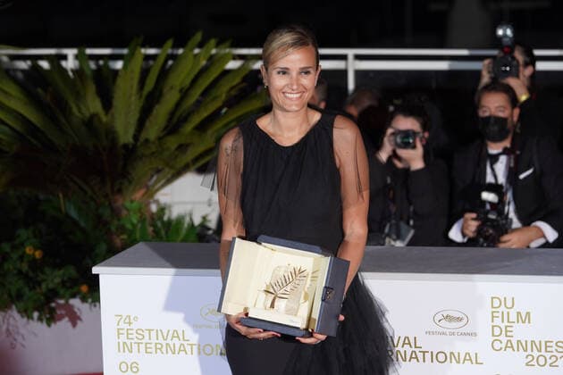 Julia Ducournau CELEBRITES : 74 eme Festival de Cannes - Remise des prix - Cannes - 17 07 2021 NorbertScanella PanoramiC 