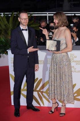 Cannes Filmfestival - Beste Schauspielerin Renate Reinsve Joachim Trier - Renate Reinsve CELEBRITES : 74 eme Festival de Cannes - Remise des prix - Cannes - 17 07 2021 NorbertScanella PanoramiC 