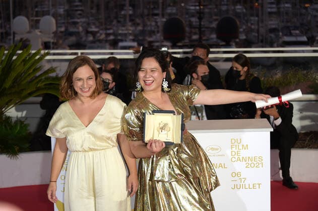 74th Cannes Film Festival, Photocall Palme D Or Winner. Pictured Lasmin Tenucci, Tang Yi poses with the Best Short Movie Award  Copyright: xSimonexComix xIPAx xCannesxpoolx
