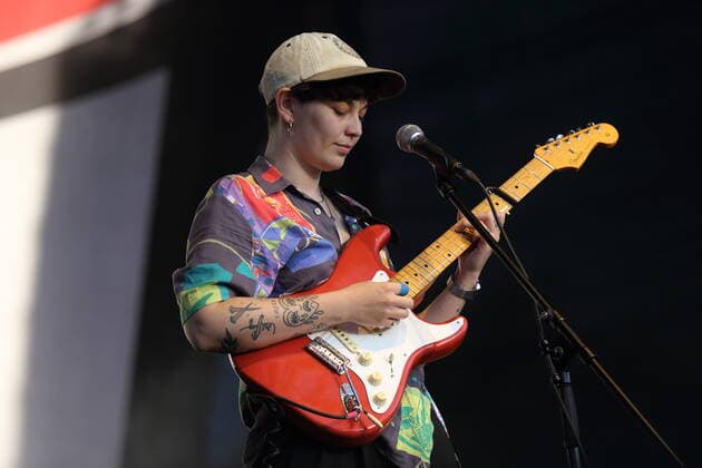 Maxi Haug alias Shitney Beers als Support für Thees Uhlmann bei einem Konzert am Waschhaus in Potsdam, 17. Juli 2021. Waschhaus Open Air