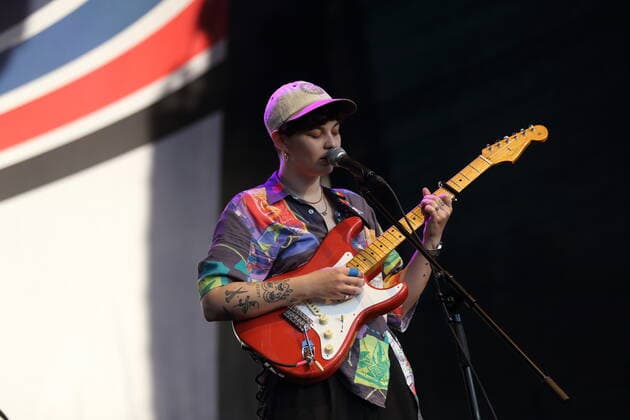 Maxi Haug alias Shitney Beers als Support für Thees Uhlmann bei einem Konzert am Waschhaus in Potsdam, 17. Juli 2021. Waschhaus Open Air