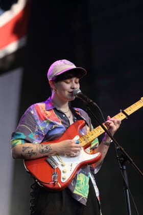 Maxi Haug alias Shitney Beers als Support für Thees Uhlmann bei einem Konzert am Waschhaus in Potsdam, 17. Juli 2021. Waschhaus Open Air