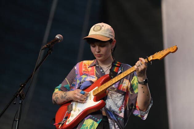 Maxi Haug alias Shitney Beers als Support für Thees Uhlmann bei einem Konzert am Waschhaus in Potsdam, 17. Juli 2021. Waschhaus Open Air