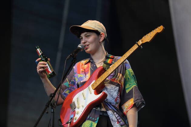Maxi Haug alias Shitney Beers als Support für Thees Uhlmann bei einem Konzert am Waschhaus in Potsdam, 17. Juli 2021. Waschhaus Open Air