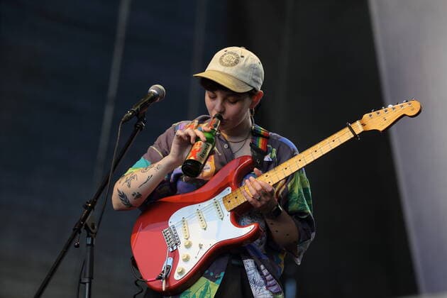 Maxi Haug alias Shitney Beers als Support für Thees Uhlmann bei einem Konzert am Waschhaus in Potsdam, 17. Juli 2021. Waschhaus Open Air