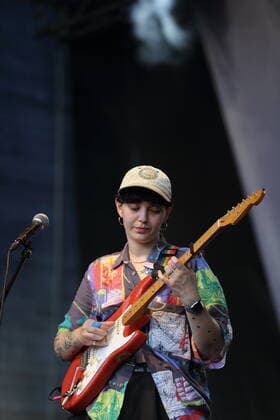 Maxi Haug alias Shitney Beers als Support für Thees Uhlmann bei einem Konzert am Waschhaus in Potsdam, 17. Juli 2021. Waschhaus Open Air