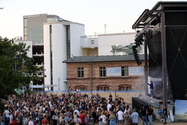 Thees Uhlmann bei einem Konzert am Waschhaus in Potsdam, 17. Juli 2021. Waschhaus Open Air