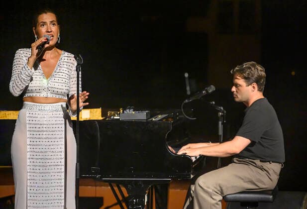 Copenhagen Jazz Festival 2021 Den danske sangerinde Coco O. paa scenen i DR Koncertsalen loerdag den 17. juli 2021 i duokoncert med pianist og producer August Rosenbaum, én af medskaberne af hendes anmelderroste nye album It s a Process .. , Copenhagen Copyright: TorbenxChristensen TorbenxChristensenx COP106 spdk20210718-004711-L