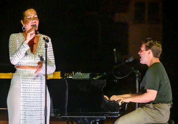 Copenhagen Jazz Festival 2021 Den danske sangerinde Coco O. paa scenen i DR Koncertsalen loerdag den 17. juli 2021 i duokoncert med pianist og producer August Rosenbaum, én af medskaberne af hendes anmelderroste nye album It s a Process .. , Copenhagen Copyright: TorbenxChristensen TorbenxChristensenx COP106 spdk20210718-004747-L