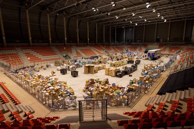 Überwältigende Sachspendenaktion der Fluthilfe zugunsten der Opfer der Flutkatastrophe in NRW und Rheinland-Pfalz vom 14.07.2021 bei der Sammelstelle im Bitburger Event Center am Nürburgring, 17.07.2021 Hunderte Helfer sortieren und packen die Sachspenden, sodass sie schnell Flutopfer erreichen. Nürburg Nürburgring Rheinland-Pfalz Deutschland