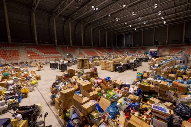News Bilder des Tages Überwältigende Sachspendenaktion der Fluthilfe zugunsten der Opfer der Flutkatastrophe in NRW und Rheinland-Pfalz vom 14.07.2021 bei der Sammelstelle im Bitburger Event Center am Nürburgring, 17.07.2021 Hunderte Helfer sortieren und packen die Sachspenden, sodass sie schnell Flutopfer erreichen. Nürburg Nürburgring Rheinland-Pfalz Deutschland *** Overwhelming flood relief donation campaign in aid of the victims of the flood disaster in North Rhine-Westphalia and Rhineland-Palatinate from 14 07 2021 at the collection point in the Bitburger Event Center at the Nürburgring, 17 07 2021 Hundreds of helpers sort and pack the donations in kind so that they quickly reach flood victims Nürburg Nürburgring Rhineland-Palatinate Germany