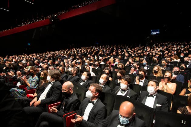 Publikum bei der Preisverleihung auf dem Festival de Cannes 2021 74. Internationale Filmfestspiele von Cannes im Palais des Festivals. Cannes, 17.07.2021