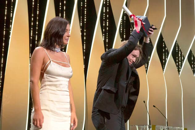 Adele Exarchopoulos und Caleb Landry Jones mit dem Preis für den besten Darsteller in Nitram bei der Preisverleihung auf dem Festival de Cannes 2021 74. Internationale Filmfestspiele von Cannes im Palais des Festivals. Cannes, 17.07.2021
