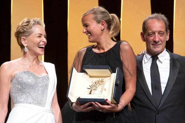 Sharon Stone und Julia Ducournau mit der Goldenen Palme für den besten Film Titane und Vincent Lindon bei der Preisverleihung auf dem Festival de Cannes 2021 74. Internationale Filmfestspiele von Cannes im Palais des Festivals. Cannes, 17.07.2021