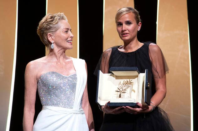 Sharon Stone und Julia Ducournau mit der Goldenen Palme für den besten Film Titane bei der Preisverleihung auf dem Festival de Cannes 2021 74. Internationale Filmfestspiele von Cannes im Palais des Festivals. Cannes, 17.07.2021