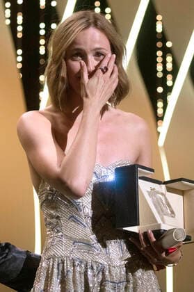 Renate Reinsve mit dem Preis für die beste Darstellerin in Verdens verste menneske bei der Preisverleihung auf dem Festival de Cannes 2021 74. Internationale Filmfestspiele von Cannes im Palais des Festivals. Cannes, 17.07.2021