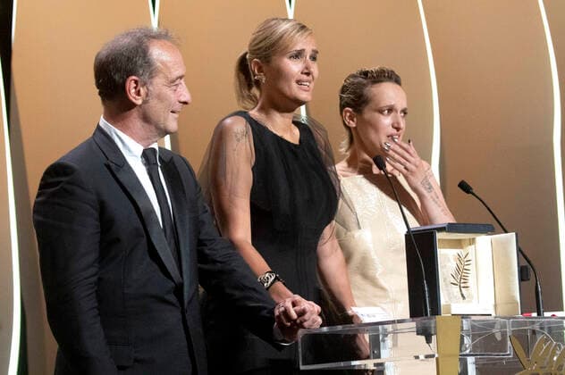 Vincent Lindon, Julia Ducournau mit der Goldenen Palme für den besten Film Titane und Agathe Rousselle bei der Preisverleihung auf dem Festival de Cannes 2021 74. Internationale Filmfestspiele von Cannes im Palais des Festivals. Cannes, 17.07.2021
