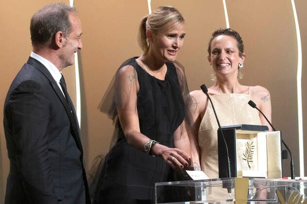 Vincent Lindon, Julia Ducournau mit der Goldenen Palme für den besten Film Titane und Agathe Rousselle bei der Preisverleihung auf dem Festival de Cannes 2021 74. Internationale Filmfestspiele von Cannes im Palais des Festivals. Cannes, 17.07.2021