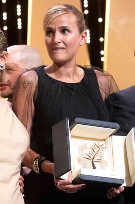 Julia Ducournau mit der Goldenen Palme für den besten Film Titane bei der Preisverleihung auf dem Festival de Cannes 2021 74. Internationale Filmfestspiele von Cannes im Palais des Festivals. Cannes, 17.07.2021