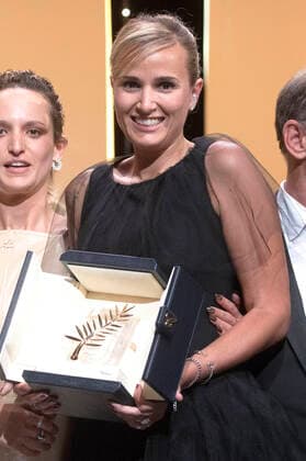 Julia Ducournau mit der Goldenen Palme für den besten Film Titane bei der Preisverleihung auf dem Festival de Cannes 2021 74. Internationale Filmfestspiele von Cannes im Palais des Festivals. Cannes, 17.07.2021