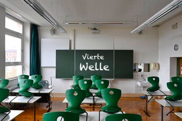 Tafel mit Aufschrift VIERTE WELLE, Klassenzimmer, Corona-Krise, Deutschland, Europa Copyright: imageBROKER/MichaelxWeber iblimw06970218.jpg