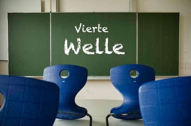 Tafel mit Aufschrift VIERTE WELLE, Klassenzimmer, Corona-Krise, Deutschland, Europa Copyright: imageBROKER/MichaelxWeber iblimw06970221.jpg