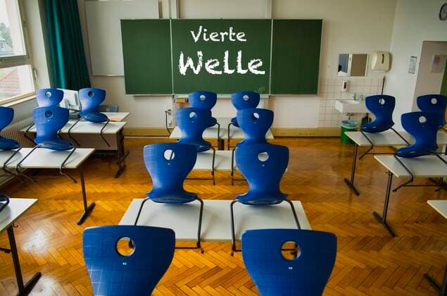  Tafel mit Aufschrift VIERTE WELLE, Klassenzimmer, Corona-Krise, Deutschland, Europa *** Board with inscription FOURTH WAVE, classroom, Corona crisis, Germany, Europe Copyright: imageBROKER/MichaelxWeber iblimw06970226.jpg