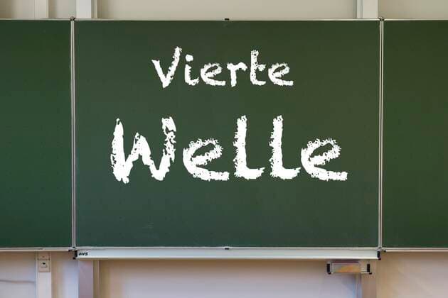Tafel mit Aufschrift VIERTE WELLE, Klassenzimmer, Corona-Krise, Deutschland, Europa Copyright: imageBROKER/MichaelxWeber iblimw06970228.jpg
