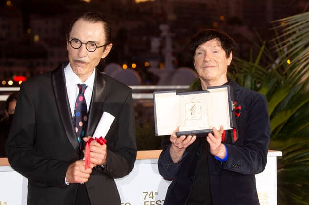 Ron Mael und Russell Mael miot dem Preis für Leos Carax für die beste regie bei Annette beim Photocall der Preisträger auf dem Festival de Cannes 2021 74. Internationale Filmfestspiele von Cannes am Palais des Festivals. Cannes, 17.07.2021