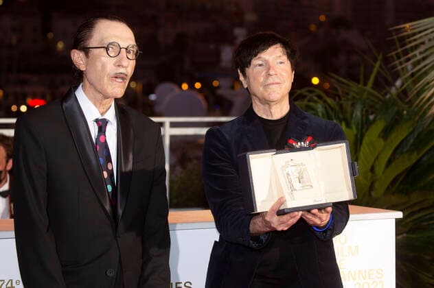 Ron Mael und Russell Mael miot dem Preis für Leos Carax für die beste regie bei Annette beim Photocall der Preisträger auf dem Festival de Cannes 2021 74. Internationale Filmfestspiele von Cannes am Palais des Festivals. Cannes, 17.07.2021