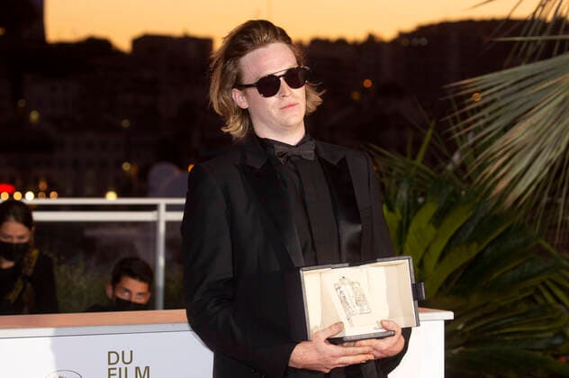 Caleb Landry Jones mit dem Preis für den besten Darsteller in NItram beim Photocall der Preisträger auf dem Festival de Cannes 2021 74. Internationale Filmfestspiele von Cannes am Palais des Festivals. Cannes, 17.07.2021