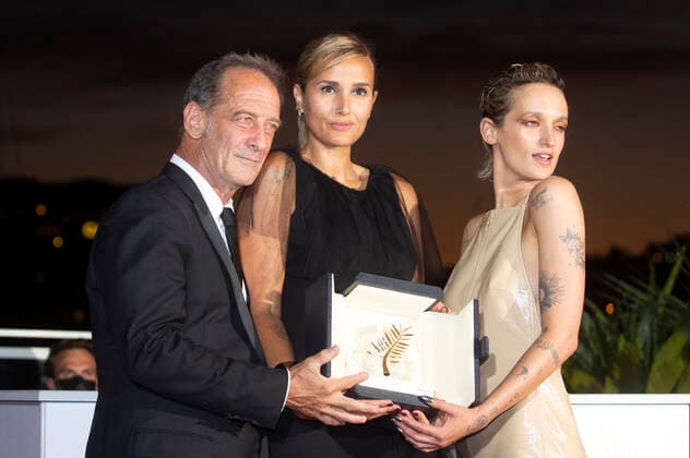 Vincent Lindon, Julia Ducournau mit der Goldenen Palme für den besten Film Titane und Agathe Rousselle beim Photocall der Preisträger auf dem Festival de Cannes 2021 74. Internationale Filmfestspiele von Cannes am Palais des Festivals. Cannes, 17.07.2021