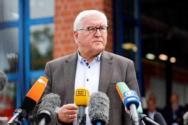 Frank-Walter Steinmeier beim Besuch von Bundespräsident Frank-Walter Steinmeier und Ministerpräsident Armin Laschet in der Feuerwehrleitzentrale des Rhein-Erft-Kreises in Erftstadt im Rhein-Erft-Kreis. Die Politiker wollen sich ein Bild von der Lage in der besonders von Hochwasser betroffenen Region machen. Erftstadt, 17.07.2021