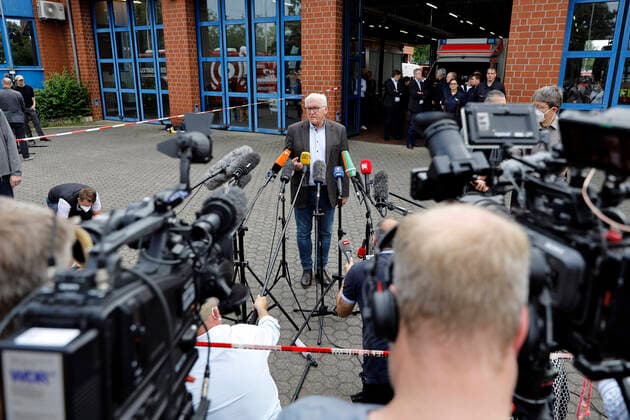 Frank-Walter Steinmeier beim Besuch von Bundespräsident Frank-Walter Steinmeier und Ministerpräsident Armin Laschet in der Feuerwehrleitzentrale des Rhein-Erft-Kreises in Erftstadt im Rhein-Erft-Kreis. Die Politiker wollen sich ein Bild von der Lage in der besonders von Hochwasser betroffenen Region machen. Erftstadt, 17.07.2021
