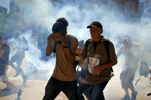 Coronavirus in Frankreich, Impfgegner protestieren in Toulouse Protest Against The Health Pass And The Near Mandatory Vaccination Riot police fired tear gas canisters at the end of the demonstration. Thousands of people protested in Toulouse and elsewhere in France against the near mandatory vaccination and against the health pass after the Macron s speech on July 12th. Macron announced the health pass will be mandatory for going in public places such as cafes, theates, concerts hall, shops, public transportation (train, bus, tramway), etc. The delay between the first jab and the health pass obtention will be five weeks. But the prohibition for public spaces for non-vaccinated people will go on August 1st. Some say its alike apartheid and 2nd class citizens. Toulouse. France. July 17th 2021 Toulouse  Copyright: xAlainxPittonx