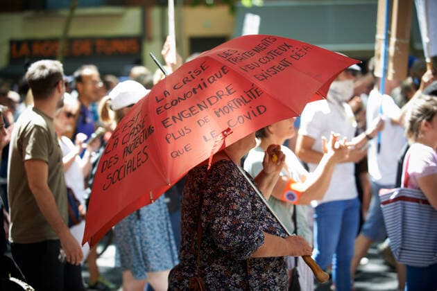 Coronavirus in Frankreich, Impfgegner protestieren in Toulouse Protest Against The Health Pass And The Near Mandatory Vaccination A woamn holds an umbrella reding the economic crisis kills more than the Covid . Thousands of people protested in Toulouse and elsewhere in France against the near mandatory vaccination and against the health pass after the Macron s speech on July 12th. Macron announced the health pass will be mandatory for going in public places such as cafes, theates, concerts hall, shops, public transportation (train, bus, tramway), etc. The delay between the first jab and the health pass obtention will be five weeks. But the prohibition for public spaces for non-vaccinated people will go on August 1st. Some say its alike apartheid and 2nd class citizens. Toulouse. France. July 17th 202  Copyright: xAlainxPittonx