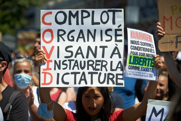 Coronavirus in Frankreich, Impfgegner protestieren in Toulouse Protest Against The Health Pass And The Near Mandatory Vaccination A protester holds a placard reading Covid plot organized to establish a dictatorship . Thousands of people protested in Toulouse and elsewhere in France against the near mandatory vaccination and against the health pass after the Macron s speech on July 12th. Macron announced the health pass will be mandatory for going in public places such as cafes, theates, concerts hall, shops, public transportation (train, bus, tramway), etc. The delay between the first jab and the health pass obtention will be five weeks. But the prohibition for public spaces for non-vaccinated people will go on August 1st. Some say its alike apartheid and 2nd class citizens. Toulouse. France. July 17  Copyright: xAlainxPittonx