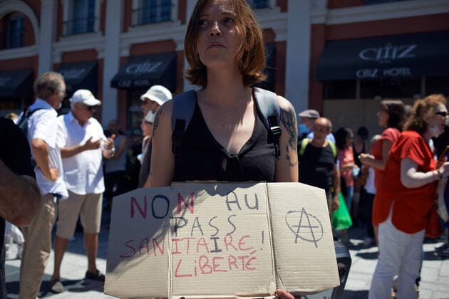 Coronavirus in Frankreich, Impfgegner protestieren in Toulouse Protest Against The Health Pass And The Near Mandatory Vaccination A woman holds a cardboard reading No to he health pass! Freedom . Thousands of people protested in Toulouse and elsewhere in France against the near mandatory vaccination and against the health pass after the Macron s speech on July 12th. Macron announced the health pass will be mandatory for going in public places such as cafes, theates, concerts hall, shops, public transportation (train, bus, tramway), etc. The delay between the first jab and the health pass obtention will be five weeks. But the prohibition for public spaces for non-vaccinated people will go on August 1st. Some say its alike apartheid and 2nd class citizens. Toulouse. France. July 17th 2021 Toulouse Fr  Copyright: xAlainxPittonx